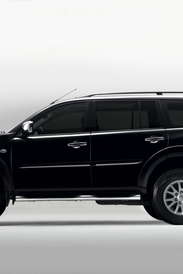 Красивый автомобиль Mitsubishi Pajero Sport в Москве