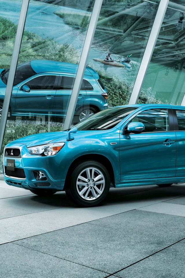 Автомобиль Mitsubishi ASX на дороге