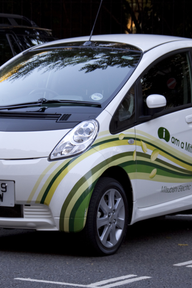 Автомобиль Mitsubishi Electric на дороге