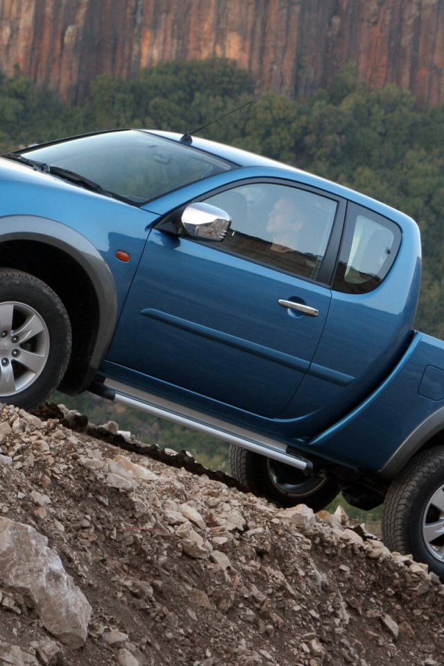 Автомобиль Mitsubishi L200 на дороге