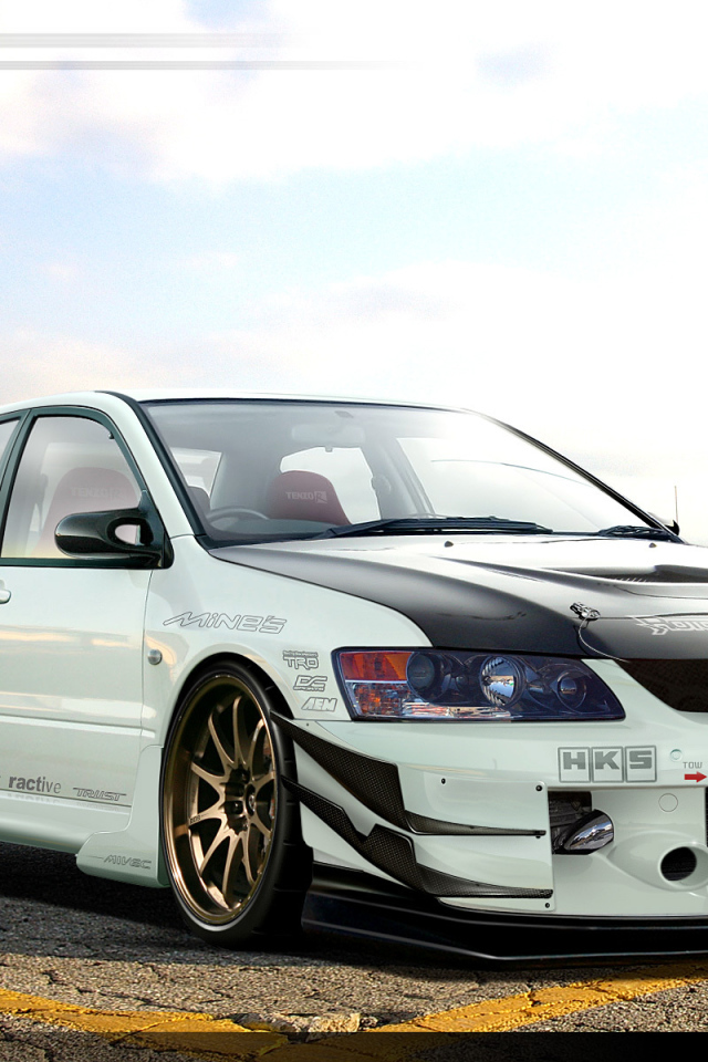 Автомобиль Mitsubishi Lancer Evolution на дороге