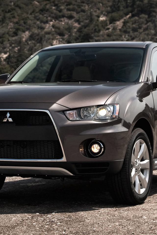 Автомобиль Mitsubishi Outlander на дороге