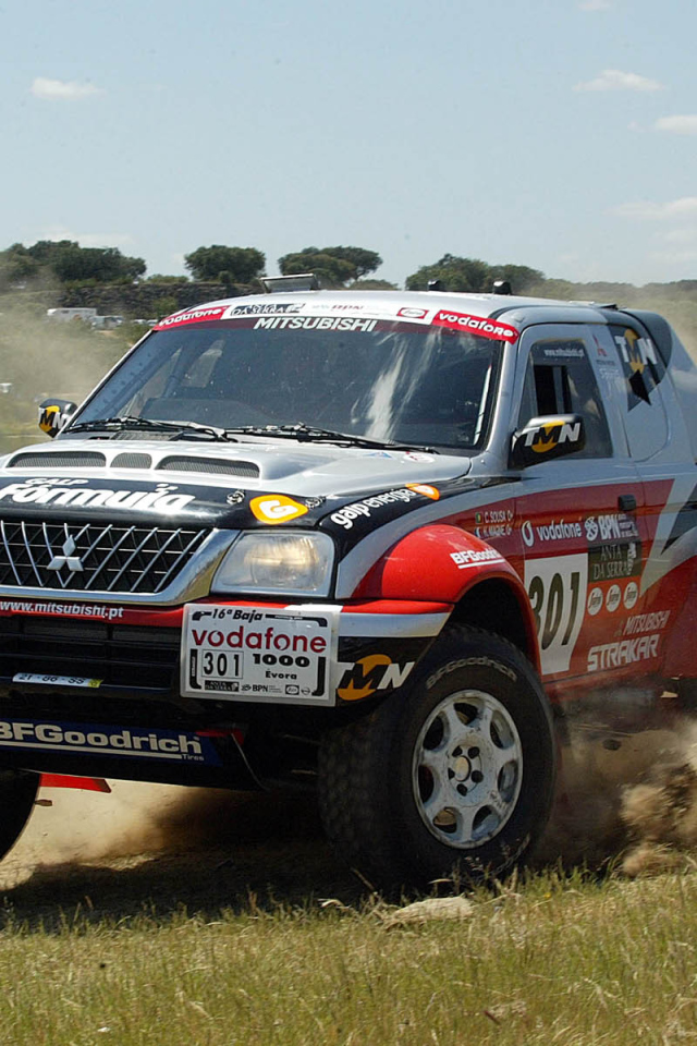 Автомобиль Mitsubishi Pajero Sport на дороге