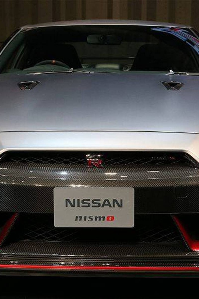 Красивый автомобиль Nissan GT-R Nismo 2014