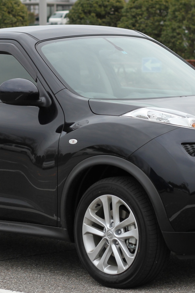 Красивый автомобиль Nissan Juke в Москве