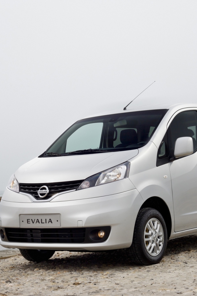 Красивый автомобиль Nissan NV200 в Москве