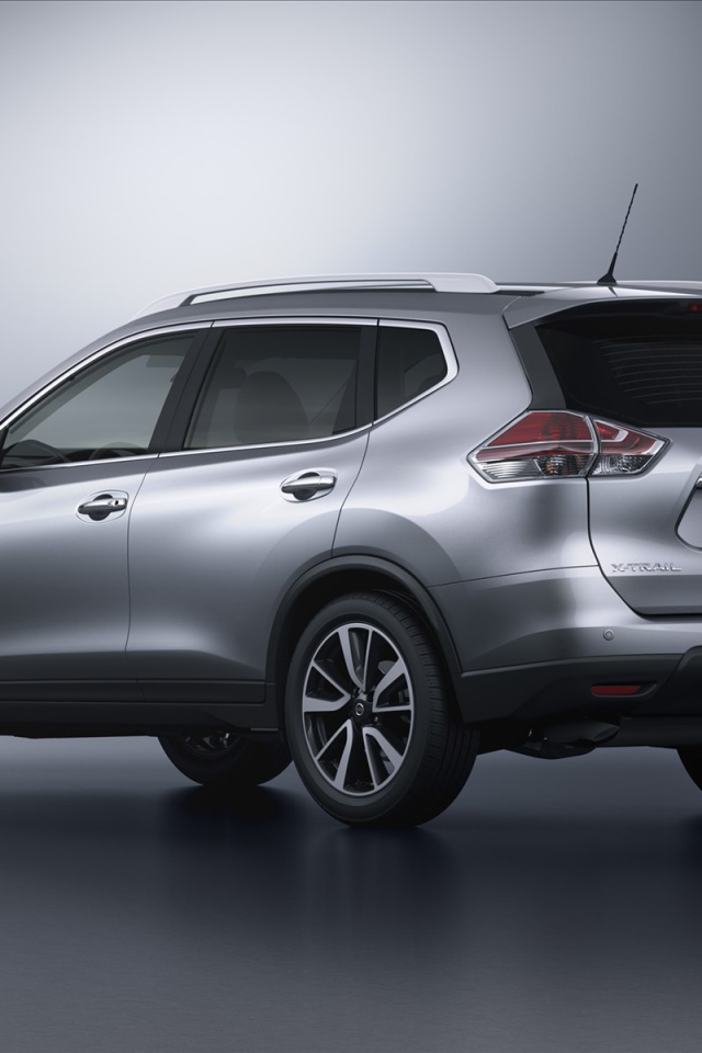 Автомобиль Nissan X-Trail на дороге