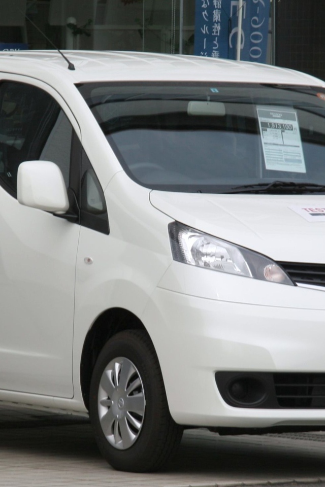 Автомобиль марки Nissan модели NV200