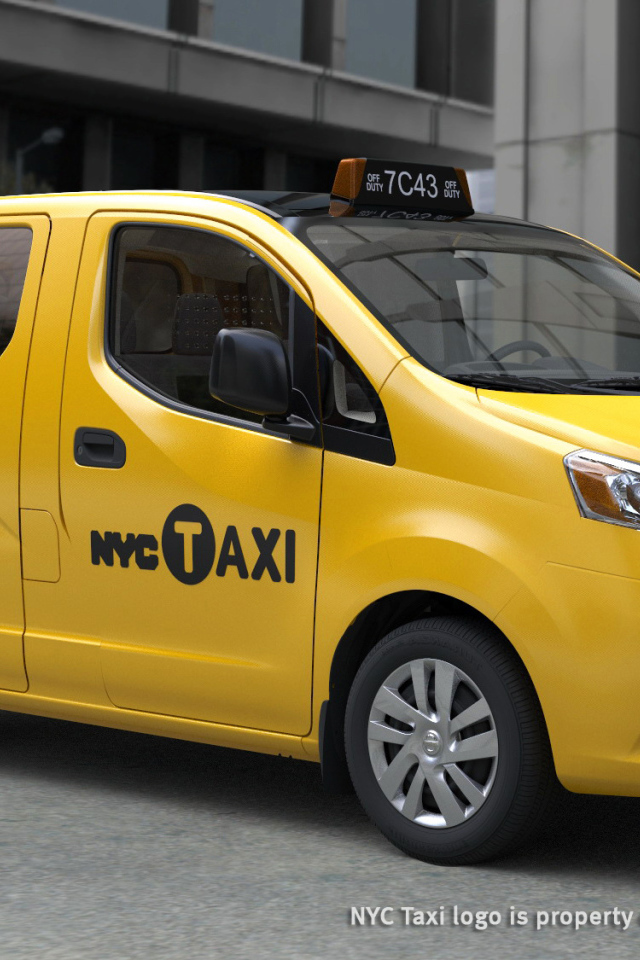 Автомобиль Nissan NV200 на дороге