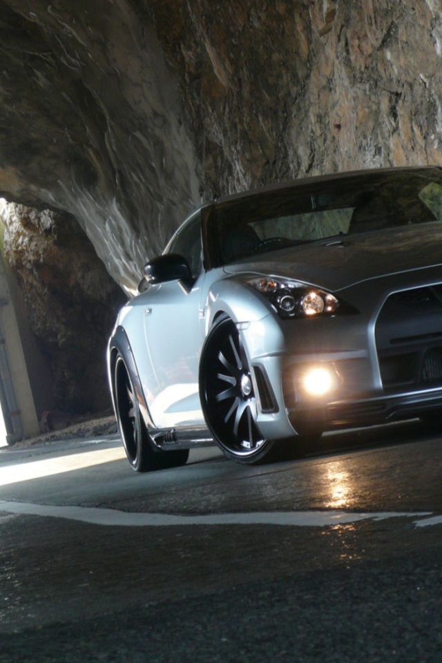 Ниссан в пещере