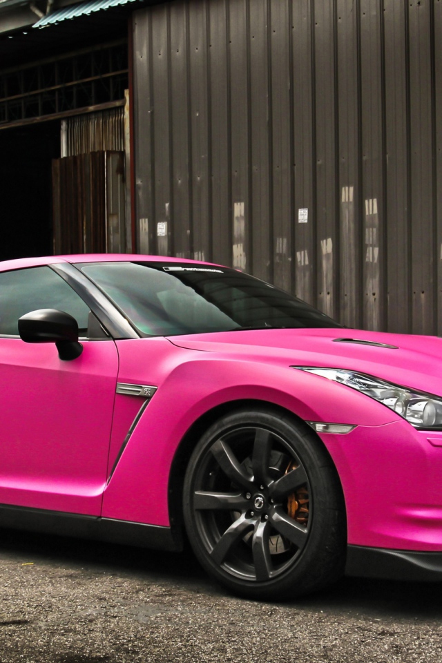 Розовый Nissan gtr