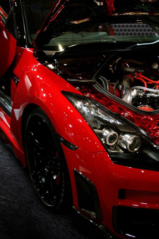 Ниссан с открытым капотом