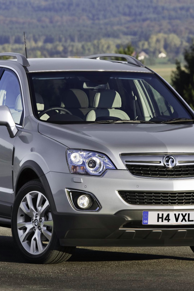 Автомобиль Opel Antara на дороге