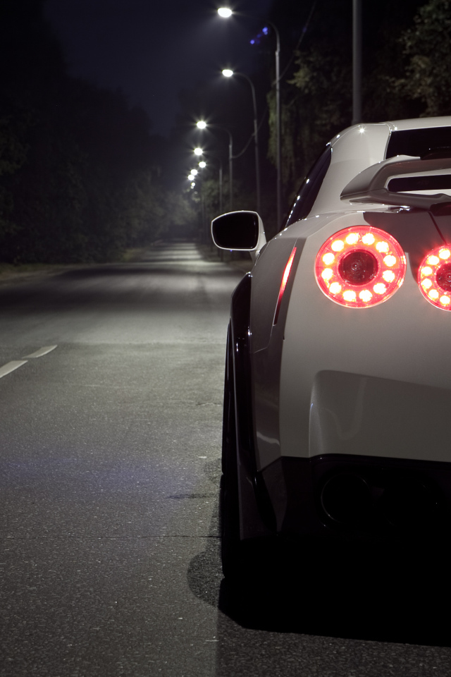 Ниссан ночью