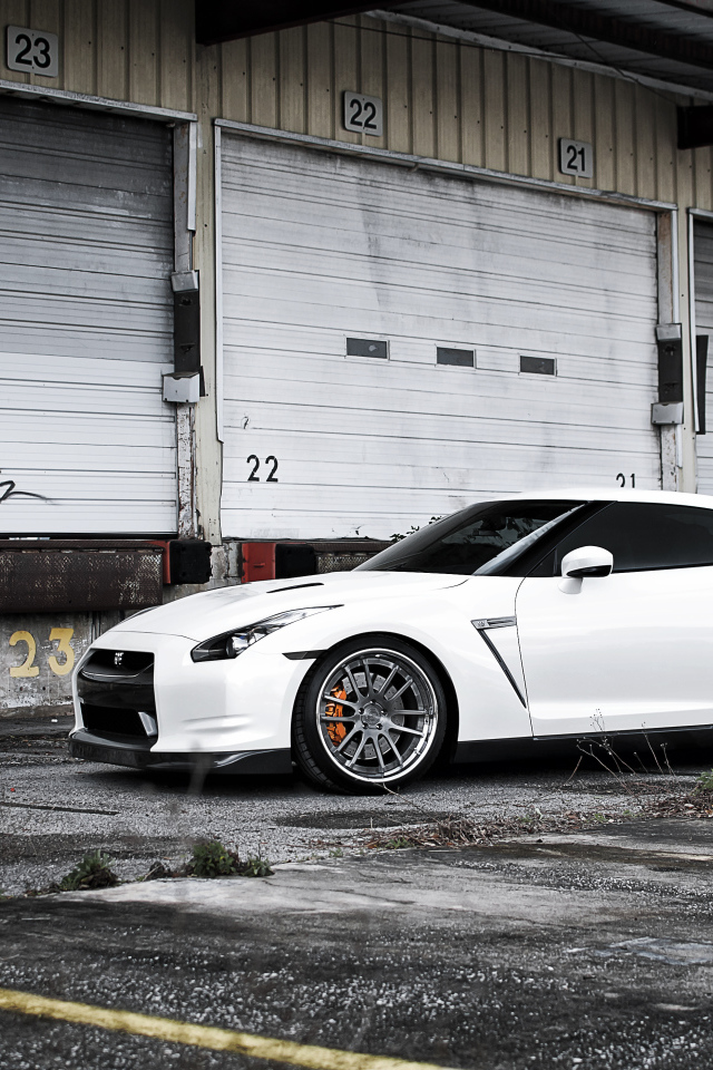 Белый Ниссан у склада