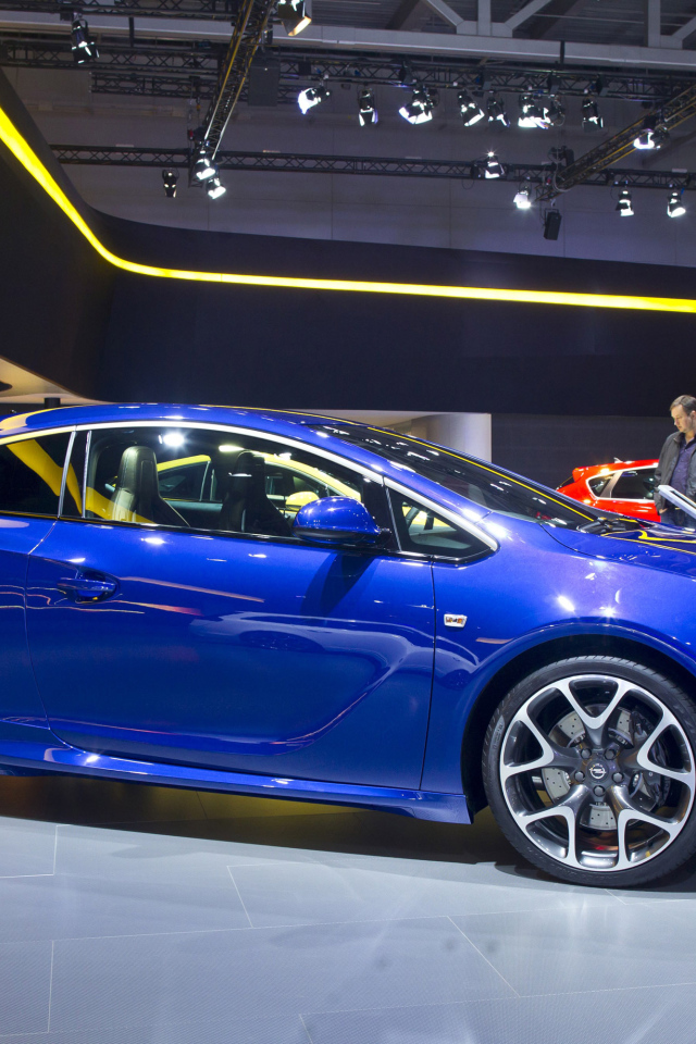 Красивый автомобиль Opel Astra GTC 2014 в Москве