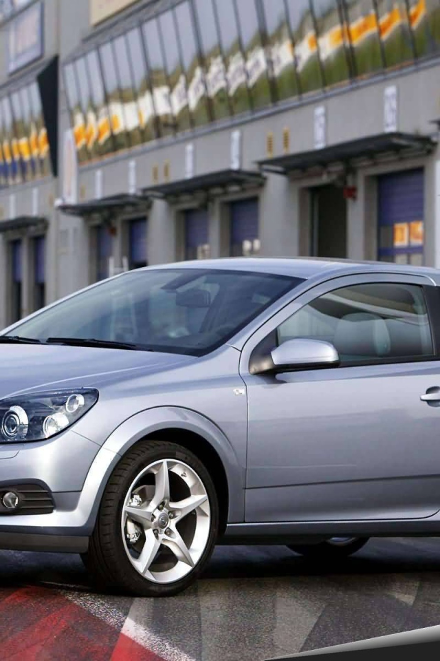 Красивый автомобиль Opel Astra GTC в Москве