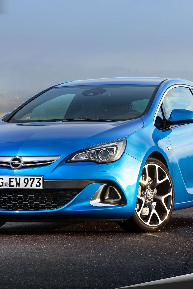 Красивый автомобиль Opel Astra в Москве