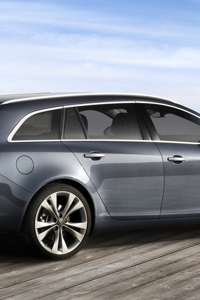 Красивый автомобиль Opel Insignia