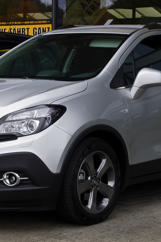 Красивый автомобиль Opel Mokka в Москве