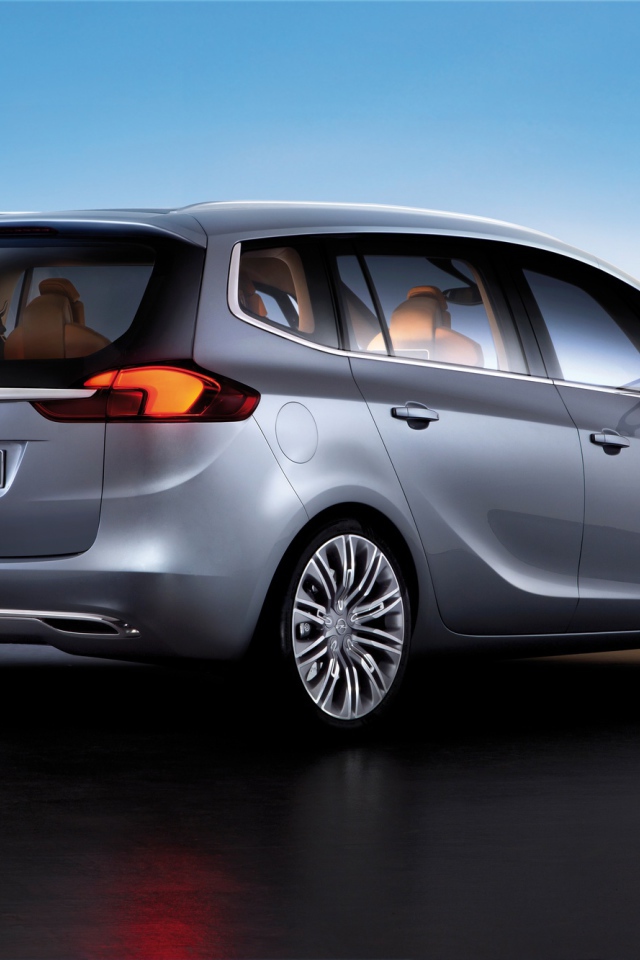 Красивый автомобиль Opel Zafira