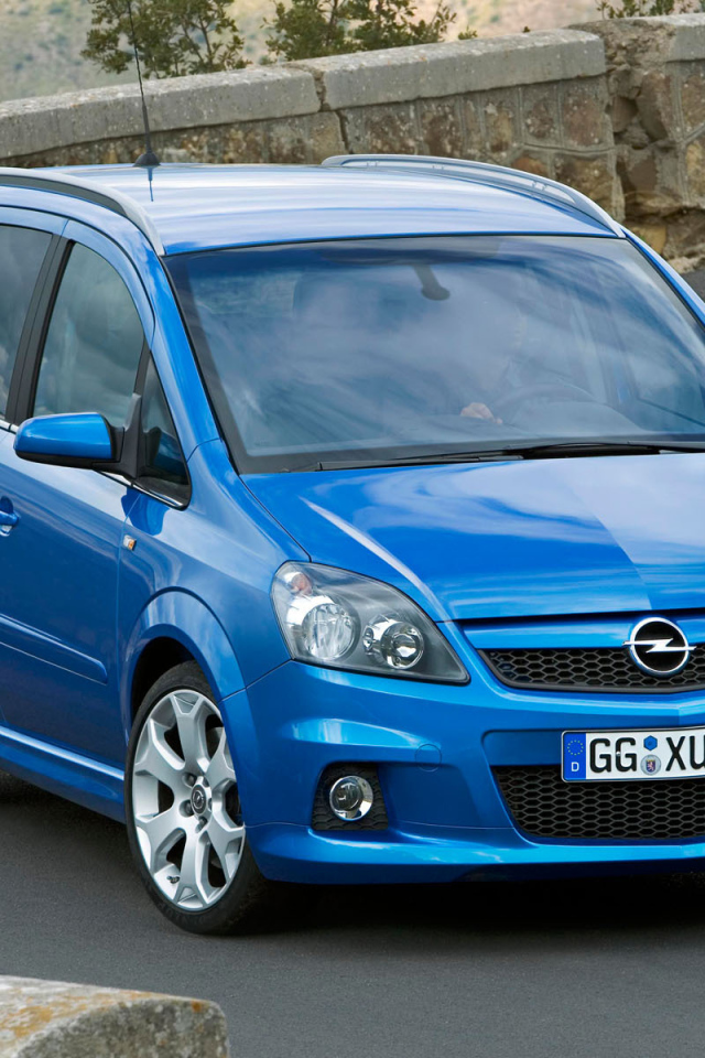 Красивый автомобиль Opel Zafira в Москве