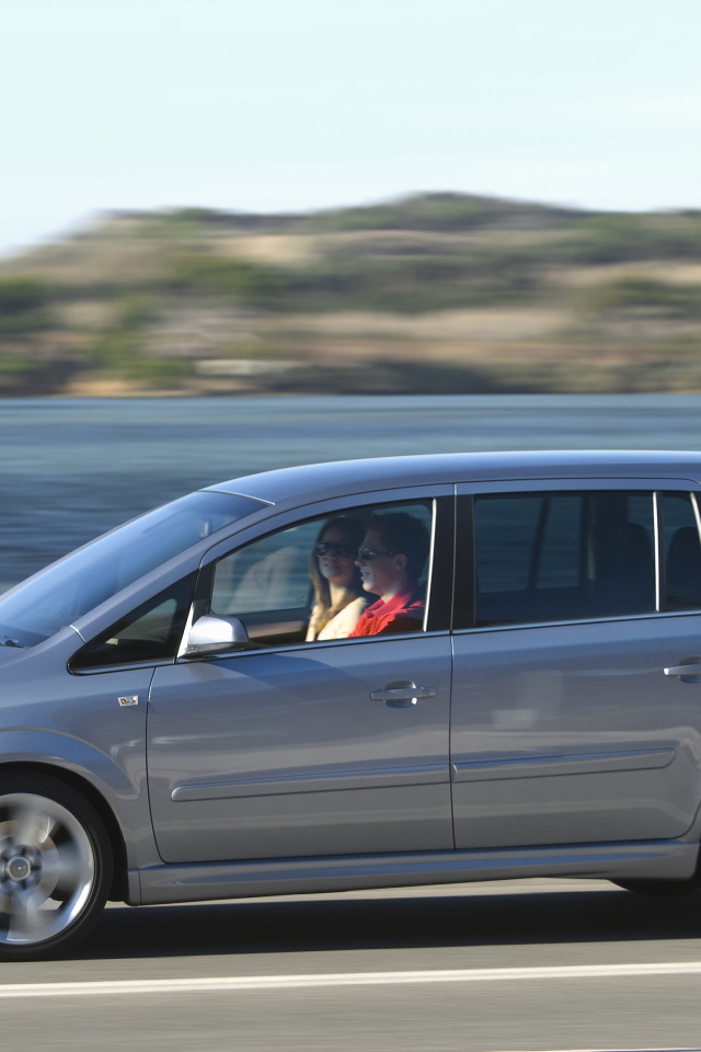 Автомобиль марки Opel  модели Zafira