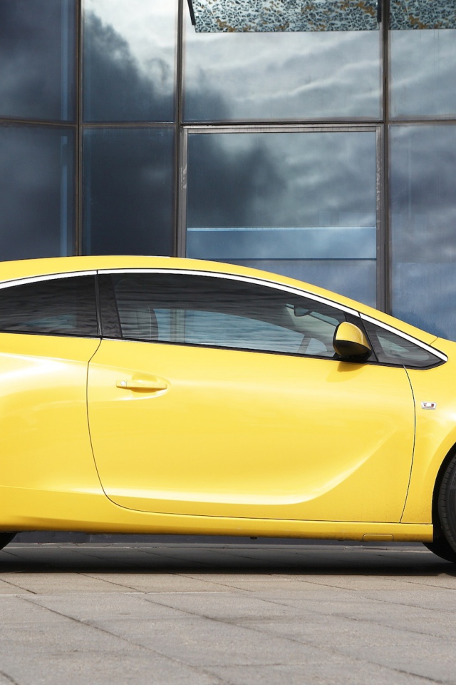 Автомобиль марки Opel модели Astra GTC 2014