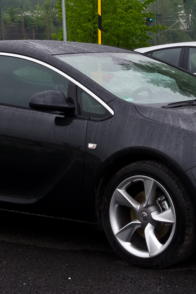 Автомобиль Opel Astra GTC на дороге