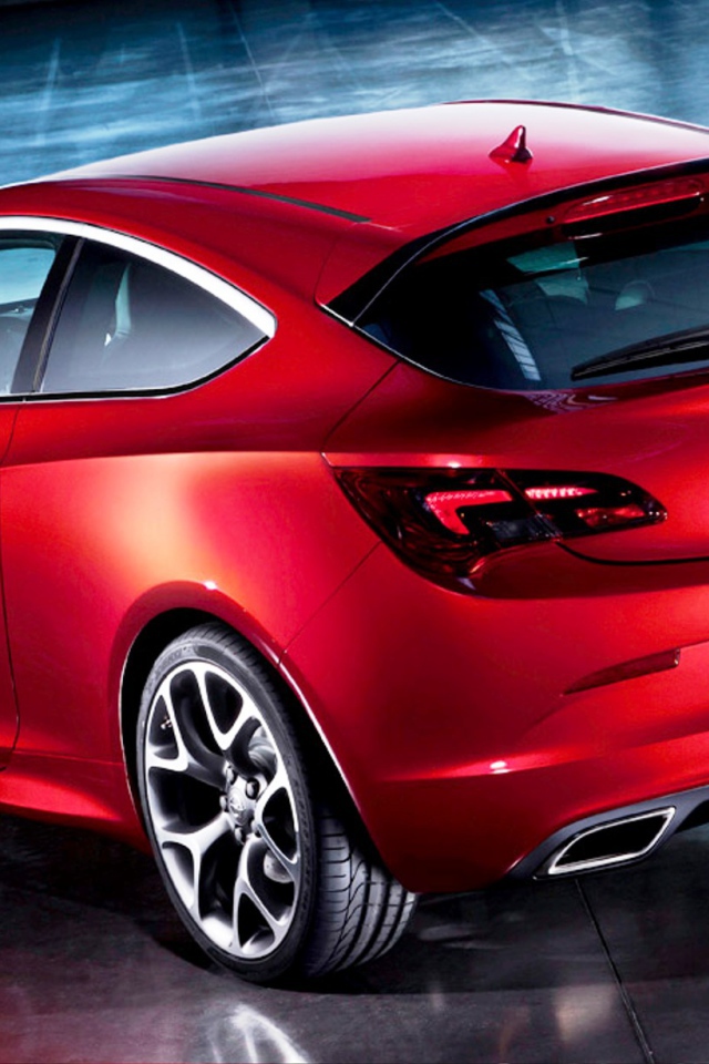 Автомобиль Opel Astra GTC 2014 на дороге