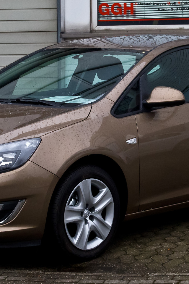 Автомобиль Opel Astra на дороге
