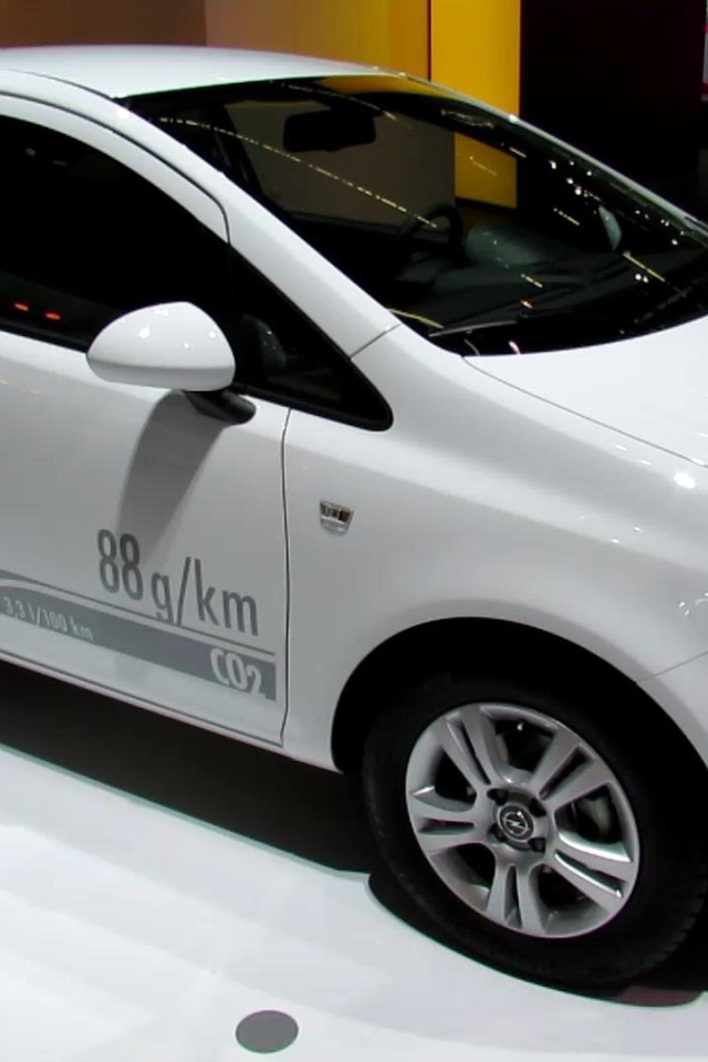 Автомобиль Opel Corsa на дороге