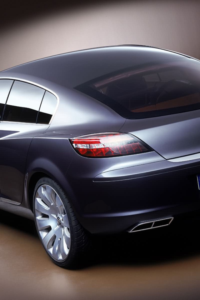 Автомобиль Opel Insignia на дороге