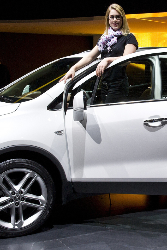 Автомобиль Opel Mokka на дороге