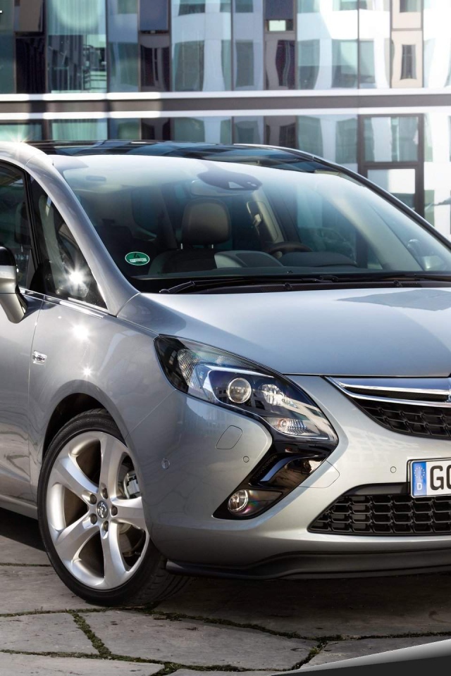 Автомобиль Opel Zafira на дороге