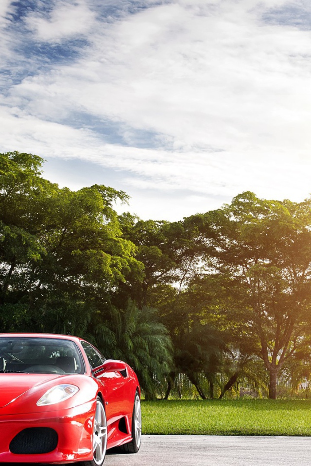 Красный спортивный автомобиль