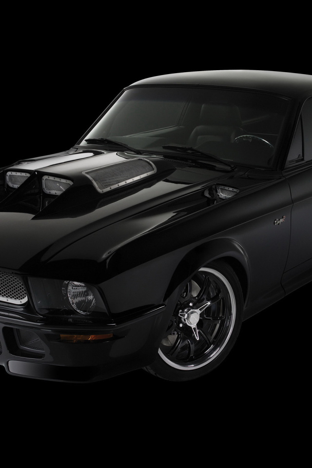 Спортивный автомобиль на черном фоне