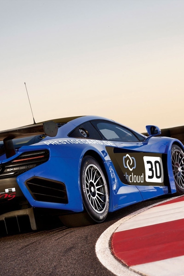 Суперавтомобиль на повороте