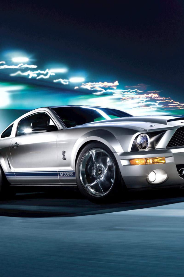 Автомобиль на большой скорости