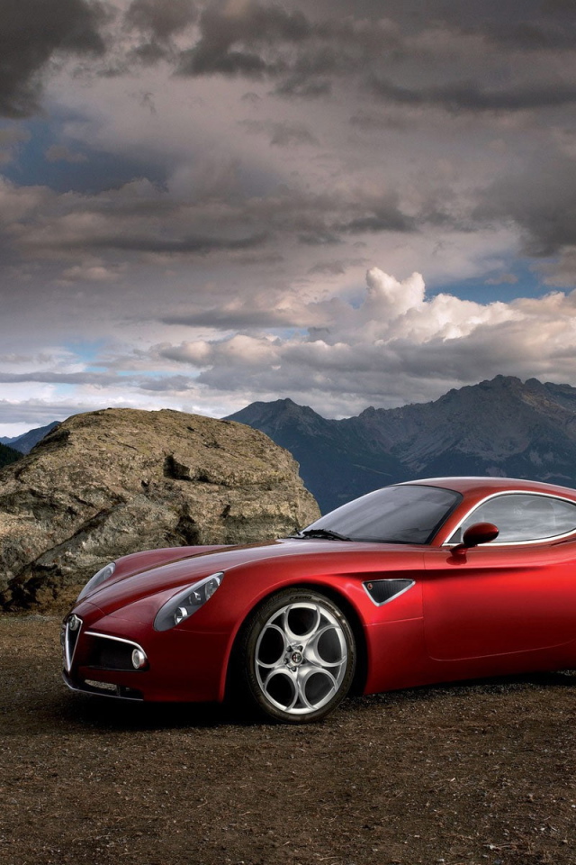 Красный автомобиль в горах