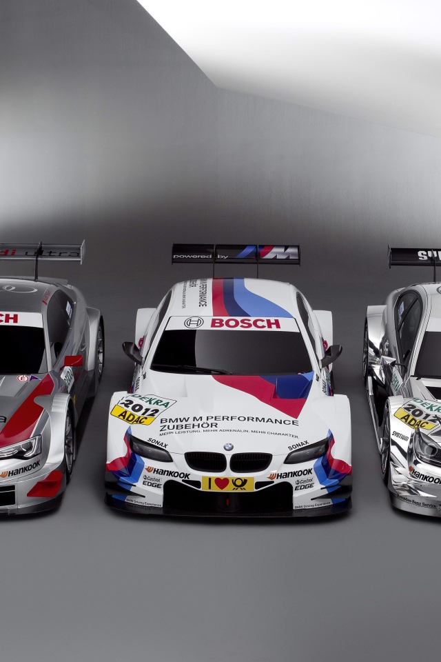 Три гоночных автомобиля