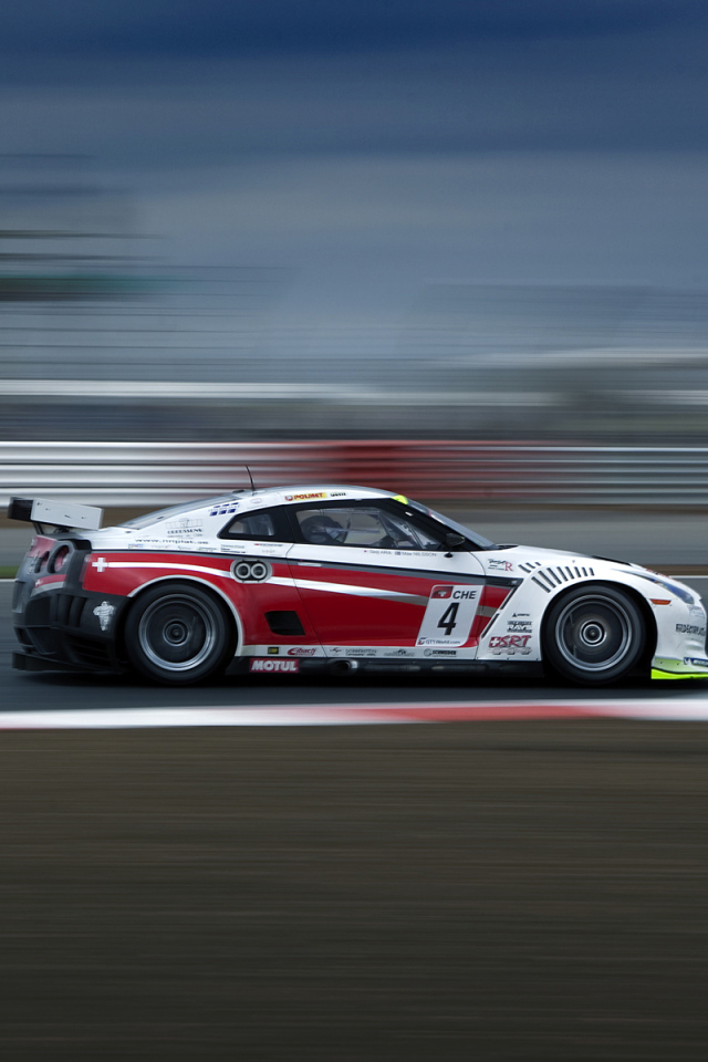 Гоночный автомобиль на скорости