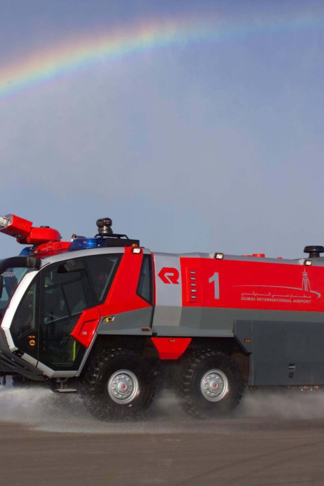 Радуга над пожарной машиной