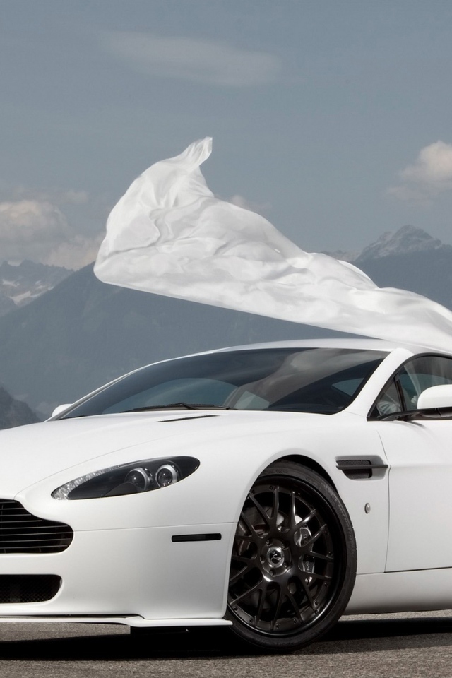 Девушка у белого автомобиля