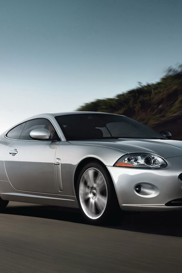 Серебристый автомобиль на дороге