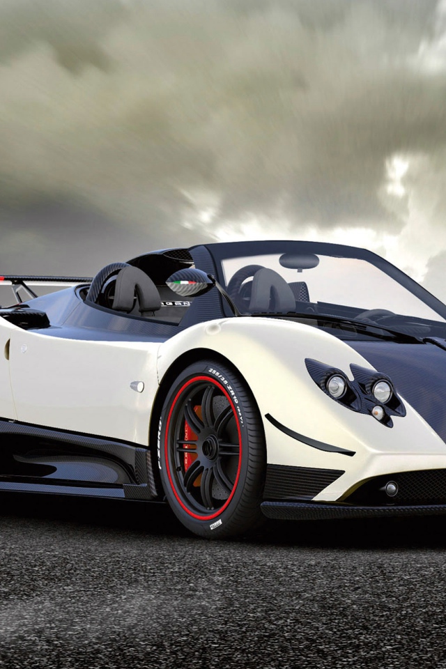 Красивый автомобиль Pagani Zonda в Москве