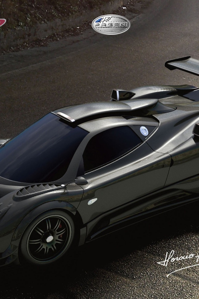 Автомобиль Pagani Zonda на дороге