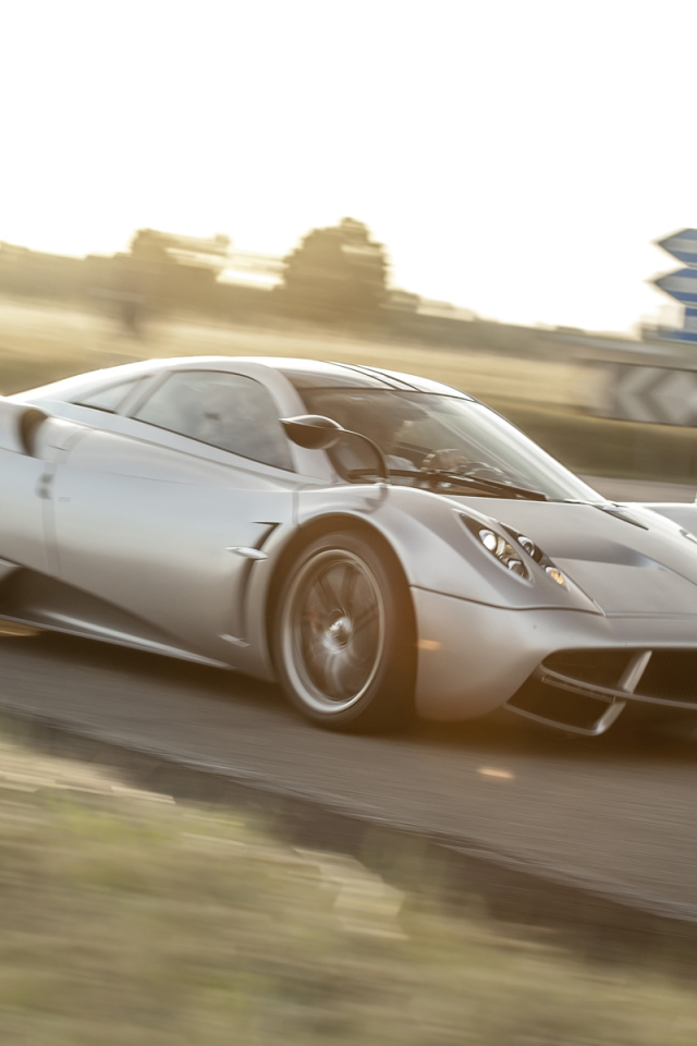 Автомобиль Pagani Huayra на дороге