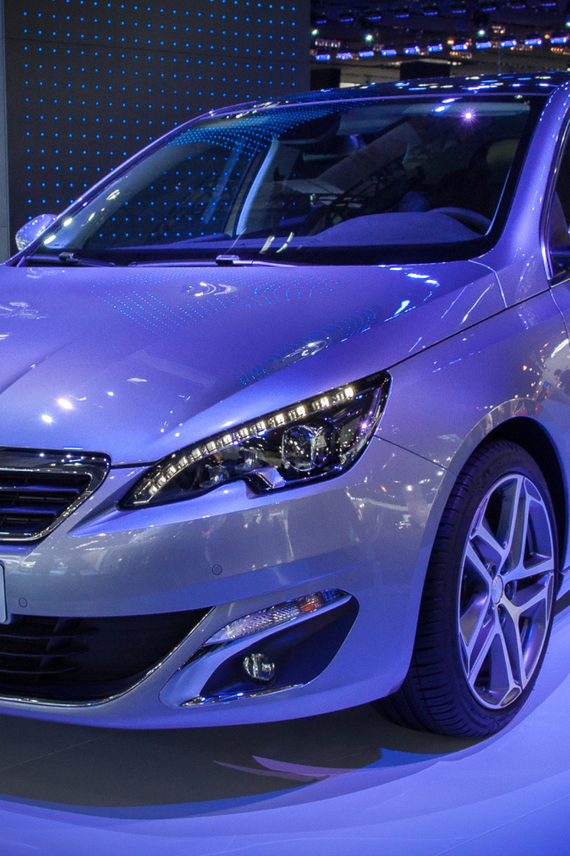 Peugeot 308 в автосалоне