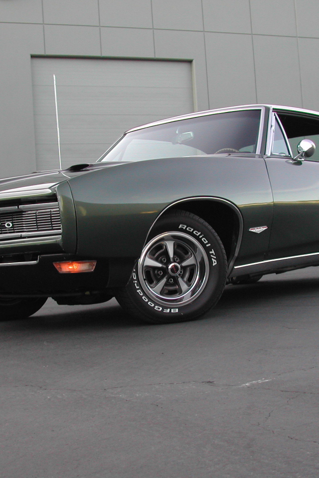 Автомобиль Pontiac GTO 1969 на дороге
